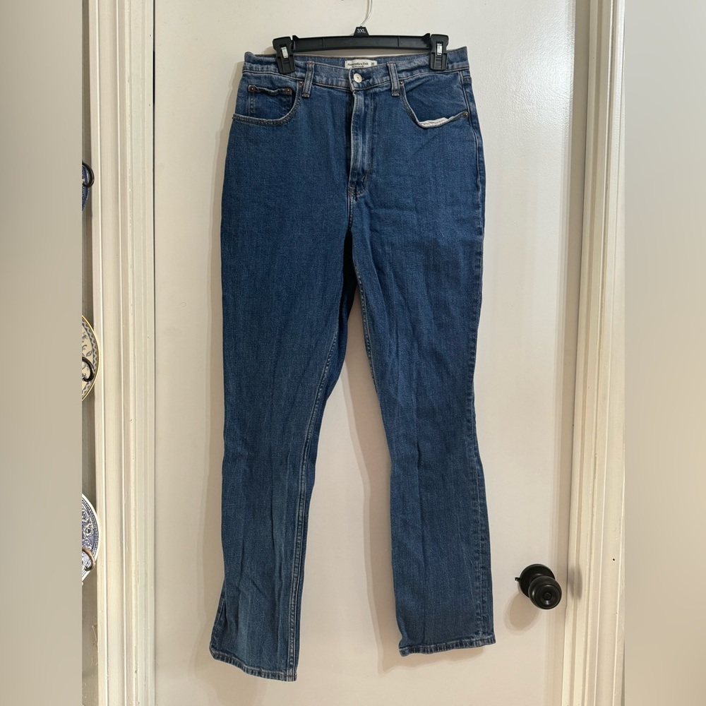 A&F | Extra High Rise Slim Straight Jean